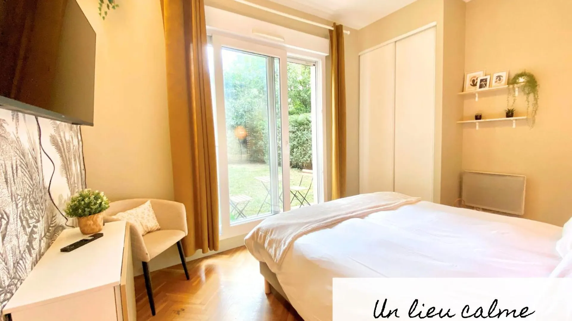 Chambre Cosy Chez L Habitant Avec Salle De Bain Et Jardin Prive Paris 0*,  France